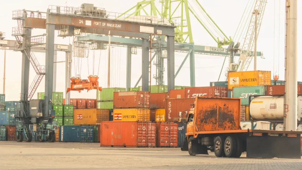 Multimodal freight forwarding for international cargo